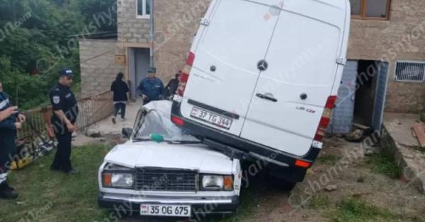 Ողբերգական վթար՝ Տավուշում, ՊՆ սնունդ տեղափոխող «Mercedes»-ն ընկել է «07»-ի վրա, 1 զnհ կա