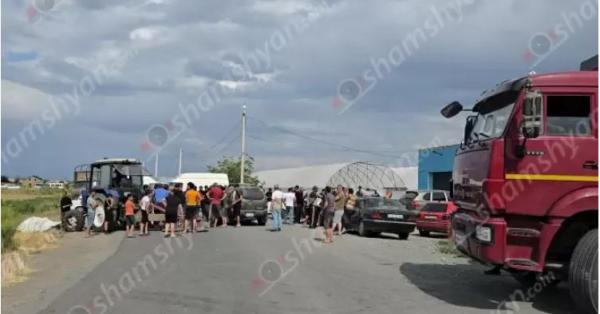 Լարված իրավիճակ՝ Արմավիրում.մի քանի գյուղերի բնակիչներ փակել են ճանապարհը ու սպառնում են դիմել էլ ավելի կտրուկ միջոցների