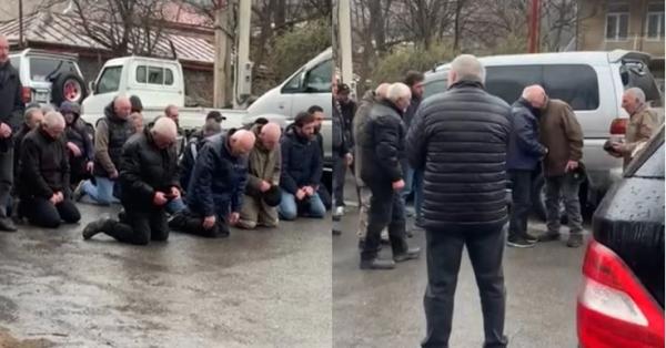 Վրաստանում տղամարդուն սպանողի հարազատները փողոցում ծնկաչոք ներողություն են խնդրել մահացածի ընտանիքից (տեսանյութ)