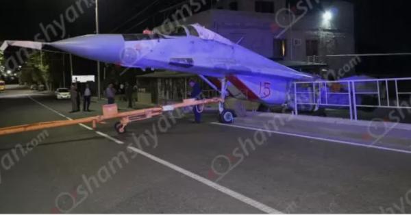 Արտակարգ դեպք Երևանում․ռուսական կործանիչը Արշակունյանց պողոտայում բախվել է երկաթե սյանը ապա ճաղավանդակին