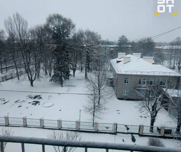 Ապրիլյան ձյունը պատել է մայրաքաղաքը. առկա է մերկասառույց, վարորդներին խնդրում են մեքենա չվարել. ՌԴ (տեսանյութ)