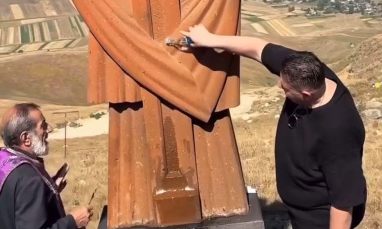 Երգիչ Արմենչիկը իր անունից խաչքար է կանգնեցրել Սուրբ Հովհաննես մատուռում (տեսանյութ)