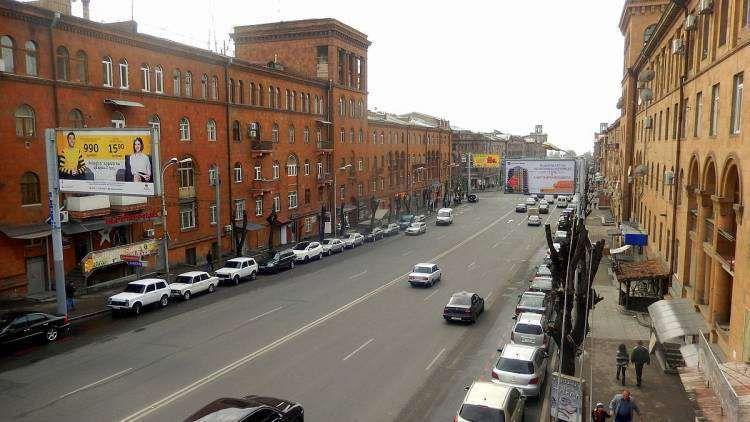 Ժամը 02:00-ից փակել փողոց նայող պատուհաններն ու պատշգամբի դռները
