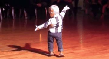 2 տարեկան մանչուկը երեկույթի ժամանակ լսելով Էլվիս Փրեսլիի իր սիրած երգը սկսեց պարել. Անհնար է չվարակվել նրա էներգիայով