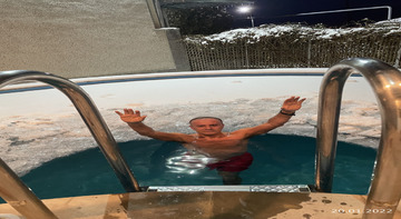 Դժվար թե գտնվի բժիշկ, որն ավելի օգտակար լինի իր առողջության համար. Սեյրան Օհանյանը լողավազանից լուսանկարներ է հրապարակել